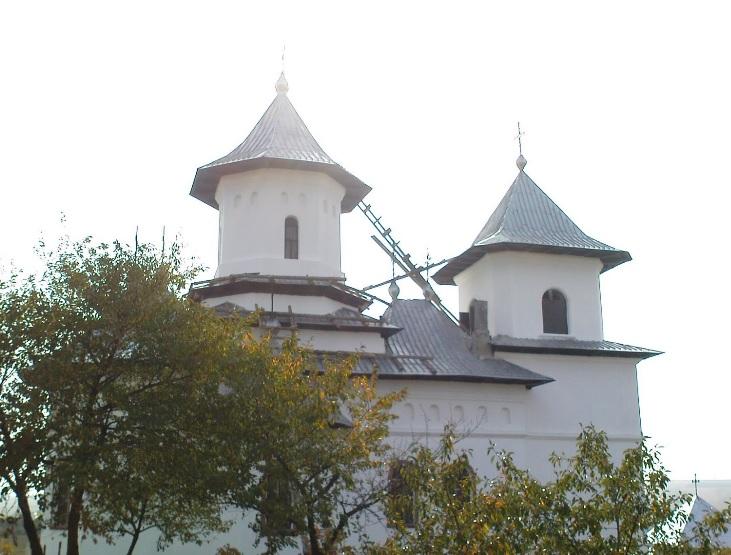 Biserica - vedere exterioară